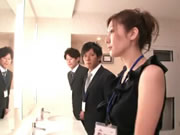 巨奶女優椎名由奈在公共洗手间肏爆兩位男同事