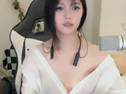 可愛女孩在直播間的表演