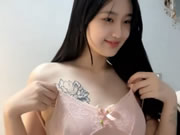 挺拔粉嫩的大奶子可愛超清純美少女直播